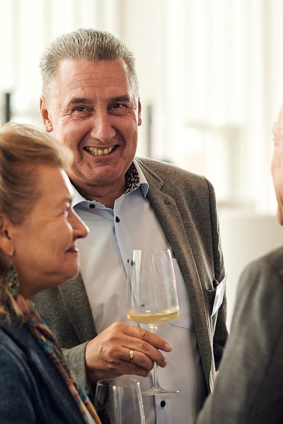 Menschen unterhalten sich auf einer Networking Veranstaltung