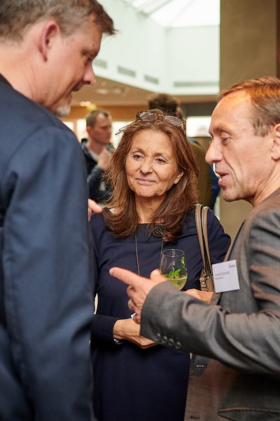 Gäste unterhalten sich auf der Networking Veranstaltung