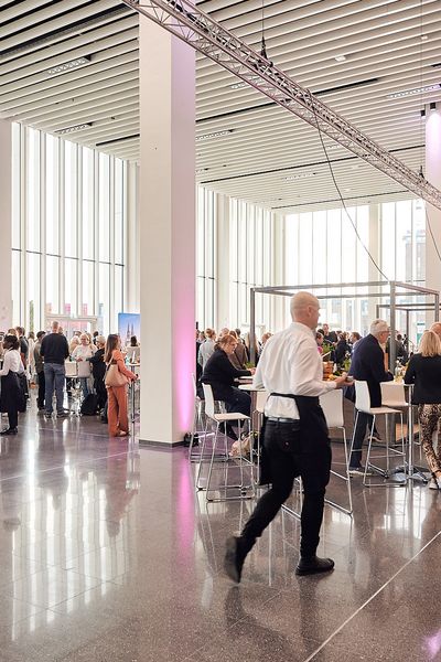 Menschen unterhalten sich auf einer Networking Veranstaltung