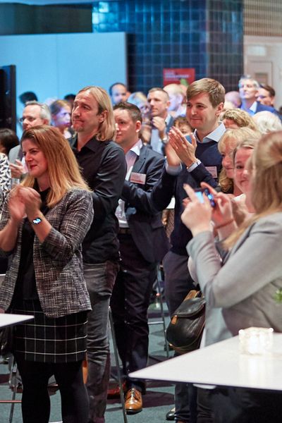 Menschenmenge applaudiert auf einer Veranstaltung