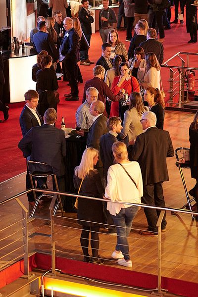 Menschenmenge auf einer Networking Veranstaltung