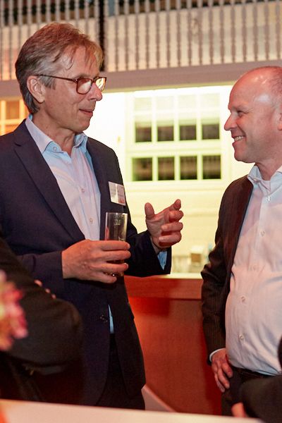 Gäste unterhalten sich auf der Networking Veranstaltung