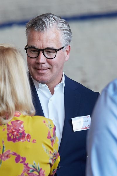 Personen unterhalten sich auf einem Networking Event