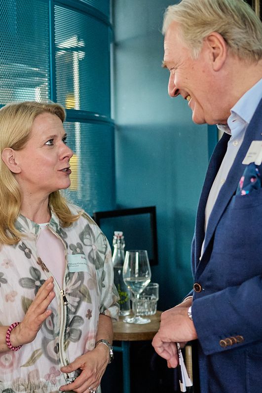 Stephanie Kleine Klausing und Gerald Böse unterhalten sich