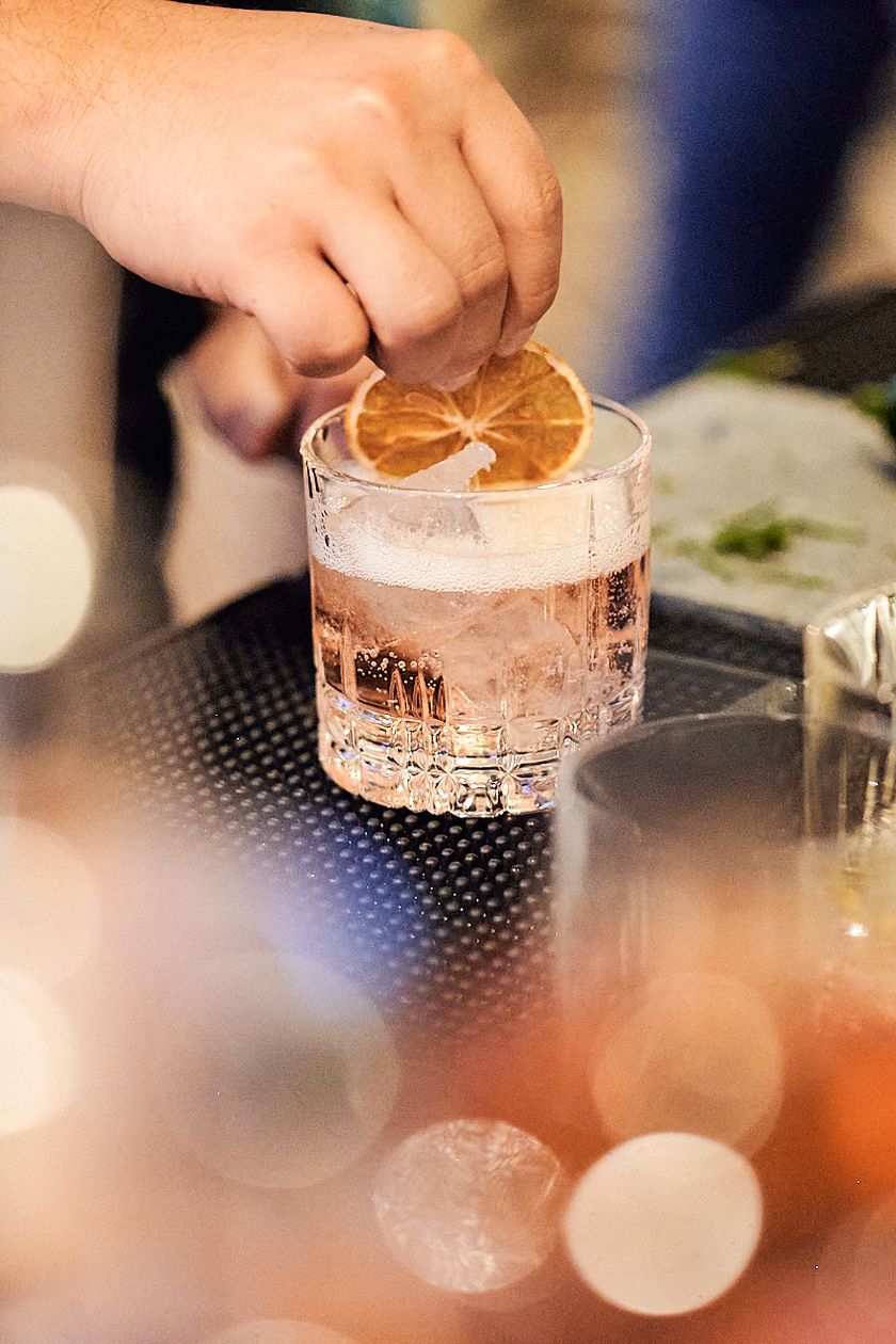 Cocktails werden vorbereitet und dekoriert