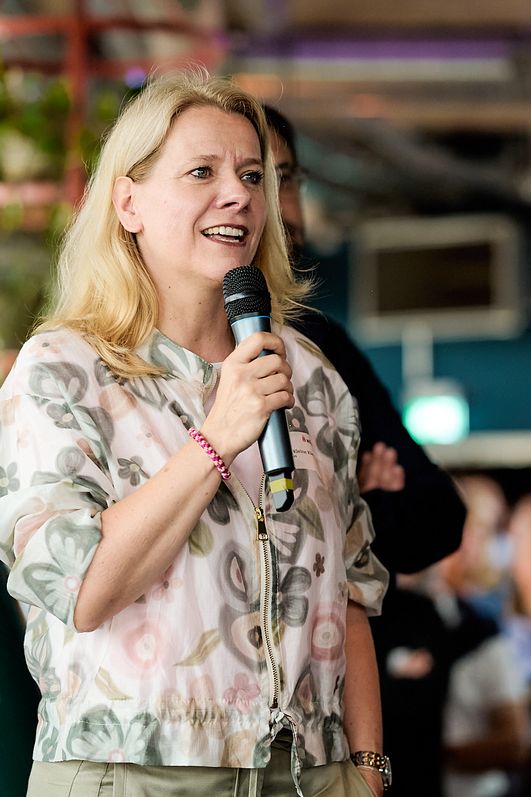 Stephanie Kleine Klausing, Geschäftsführerin von KölnTourismus hält ein Mikrofon in der Hand und hält eine Rede