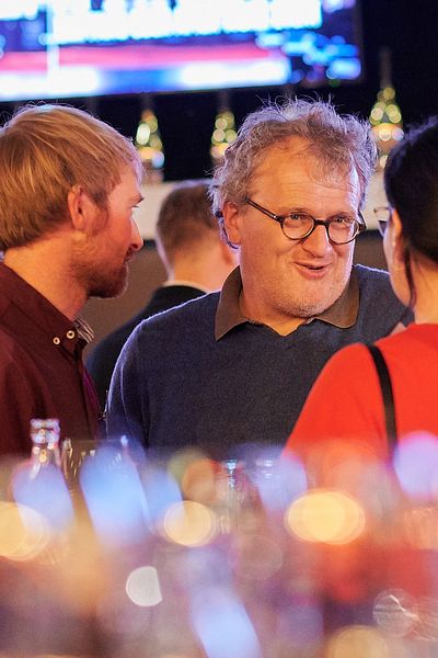 Personen unterhalten sich auf einem Networking Event