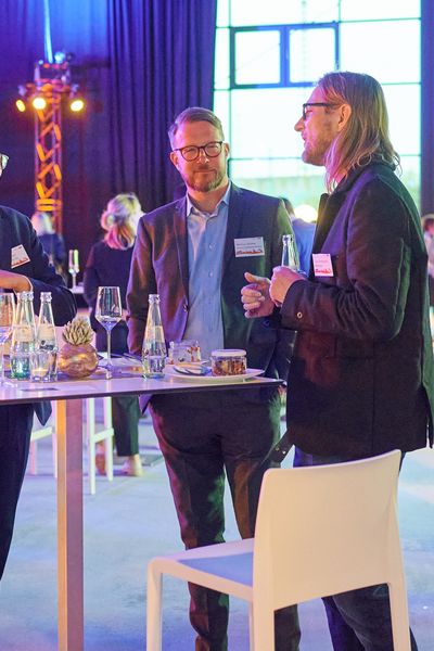 Personen unterhalten sich auf einer Networking Veranstaltung