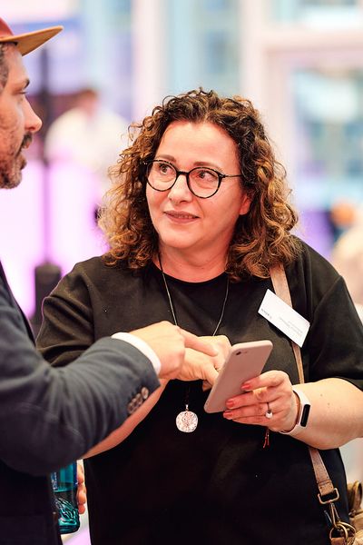 Menschen unterhalten sich auf einer Networking Veranstaltung