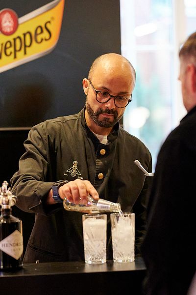 Gin Tonic-Stand von Schweppes in der Lounge der Pigeon Post Bar