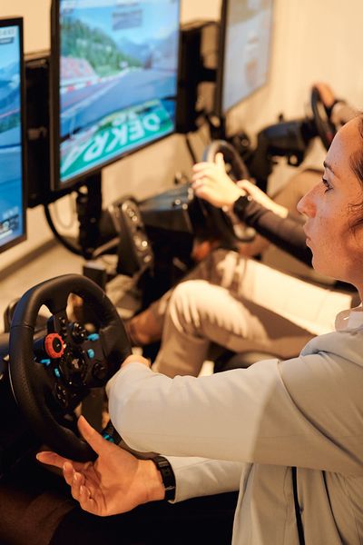 Frauen sitzen in einer Rennautosimulation