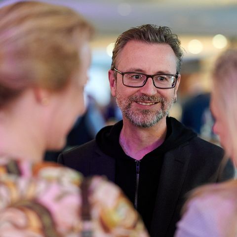 Dr. Jürgen Amann, Geschäftsführer der KölnTourismus GmbH unterhält sich mit Gästen