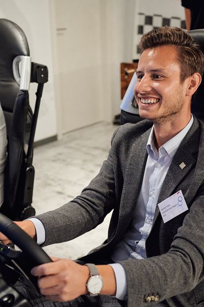 Zwei Männer in der Rennautosimulation