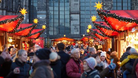 Weihnachtsmarkt am Dom mit geschmückten Holzbuden