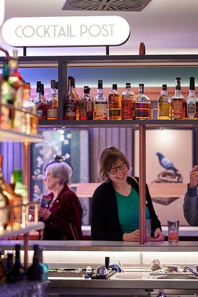 Zwei Frauen stehen an der Bar