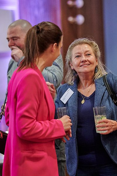 Gäste unterhalten sich auf der Networking Veranstaltung