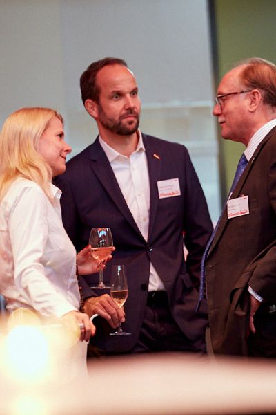Gäste unterhalten sich auf der Networking Veranstaltung