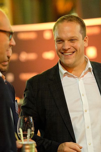 Personen unterhalten sich auf einem Networking Event