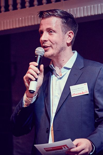 Ein Mann hält eine Rede
