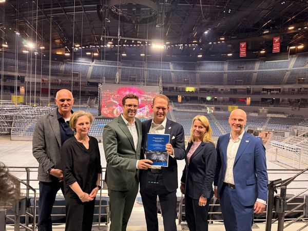 Dr. Christoph Bertling (Vertreter DSHS), Dr. Inga Oelrichs (Vertreterin DSHS), Andree Haack (Wirtschaftsdezernent Stadt Köln), Stefan Löcher (Geschäftsführer AMG), Stephanie Kleine-Klausing (Geschäftsführerin Kölntourismus) und Tomasz Grenke (Kommunikationsleitung LANXESS arena) stehen in der LANXESS arena Köln
