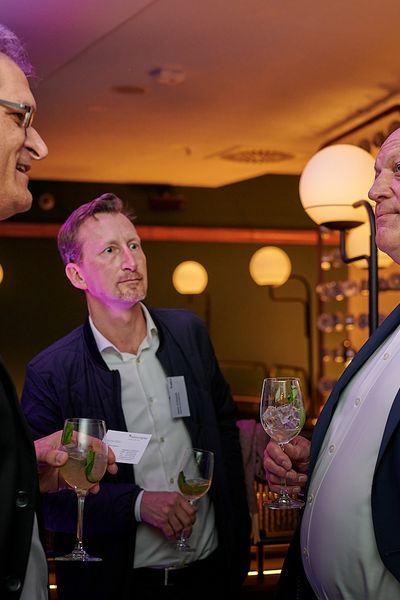 Gäste unterhalten sich beim Networking Event