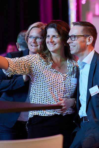 Menschen unterhalten sich auf einer Networking Veranstaltung