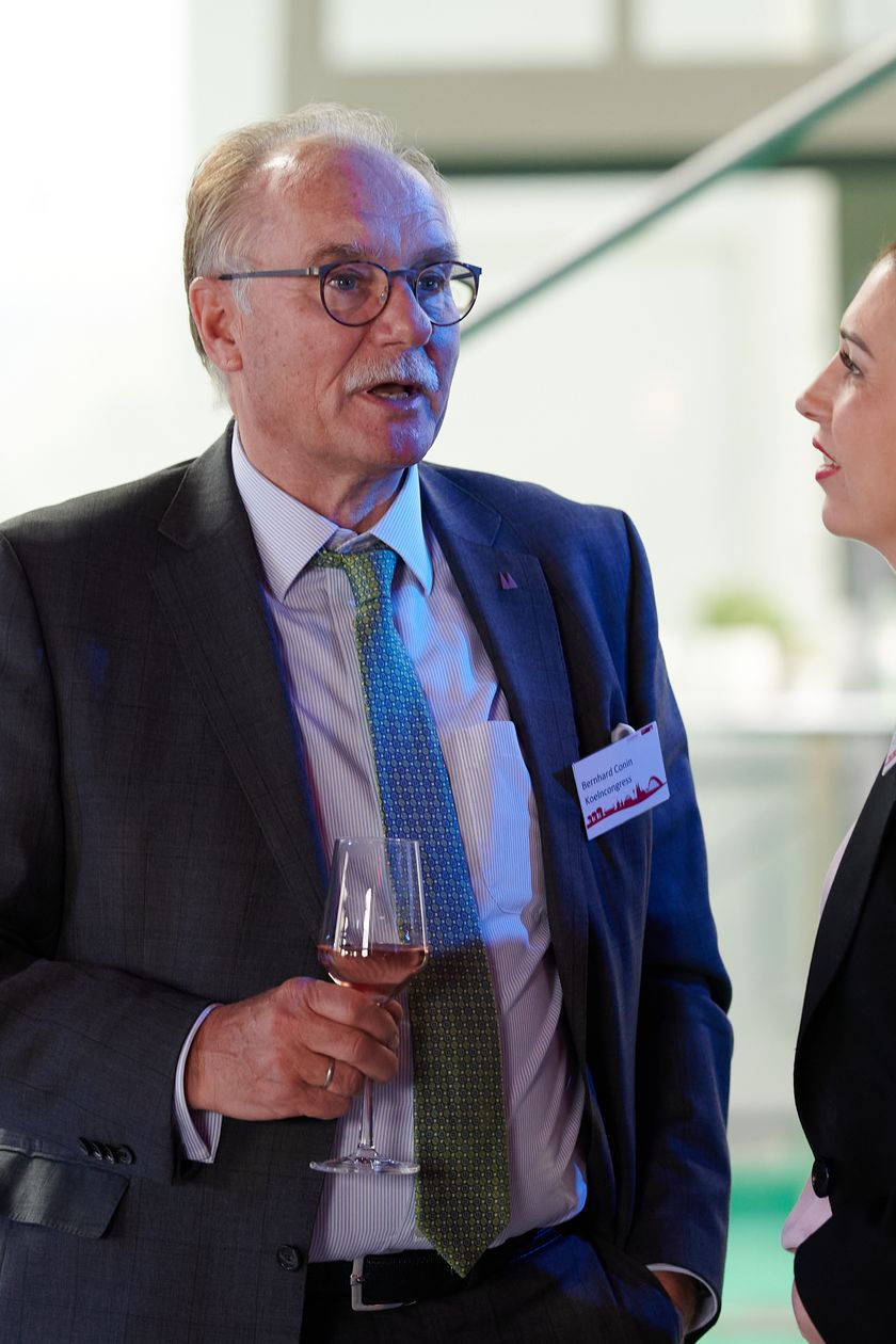 Personen unterhalten sich auf einer Networking Veranstaltung