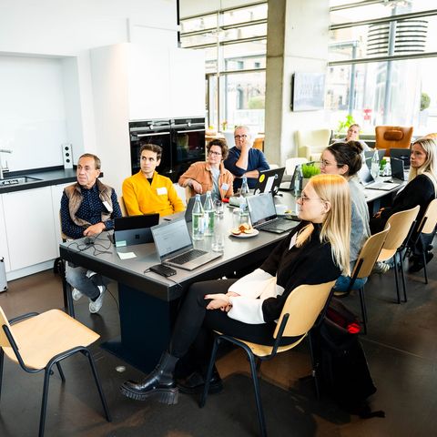 Workshop Teilnehmer hören der Moderatorin aufmerksam zu