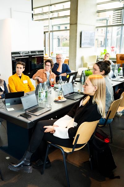 Workshop Teilnehmer hören der Moderatorin aufmerksam zu