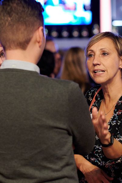 Personen unterhalten sich auf einem Networking Event