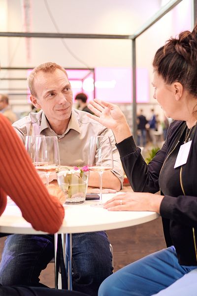 Menschen unterhalten sich auf einer Networking Veranstaltung