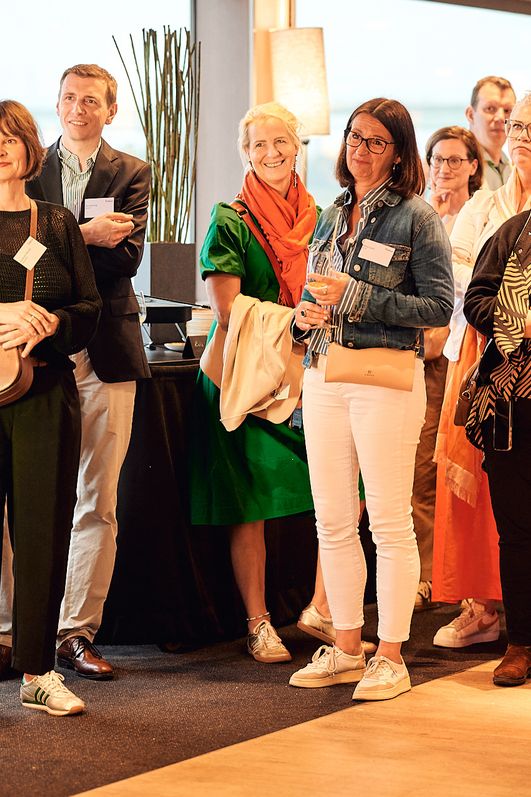 Stehendes Publikum auf einem Networking Event