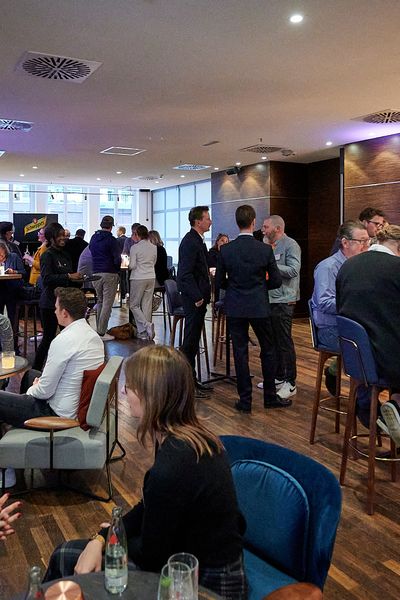 Gäste unterhalten sich auf der Networking Veranstaltung