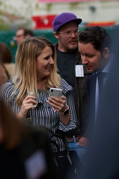 Menschen unterhalten sich auf einer Networking Veranstaltung