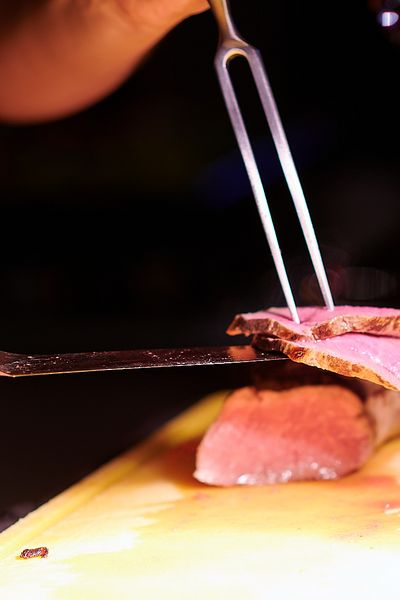 Ein Stück Fleisch wird gescnitten