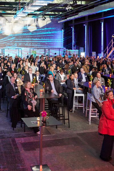 Menschenmenge unterhält sich auf einer Networking Veranstaltung