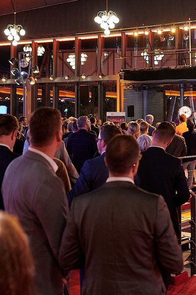 Personen unterhalten sich auf einem Networking Event