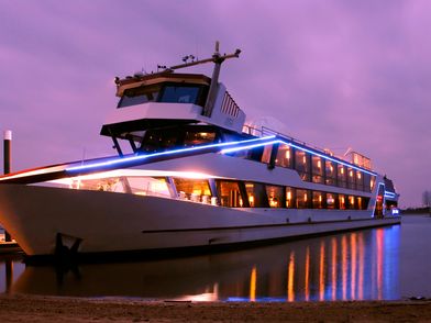 beleuchtetes Eventschiff der KD bei Nacht 