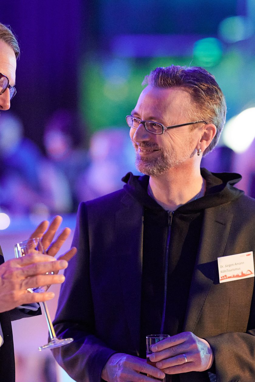 Personen unterhalten sich auf einer Networking Veranstaltung