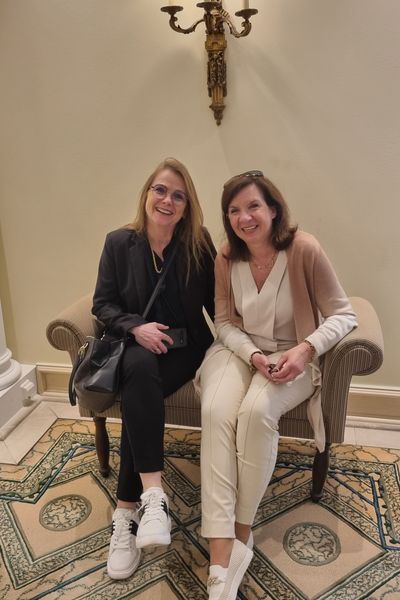 Zwei Frauen sitzen auf einer Bank im Excelsior Hotel Ernst