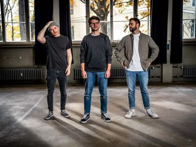 Teamfoto Aptone: Drei Männer stehen in einem Raum