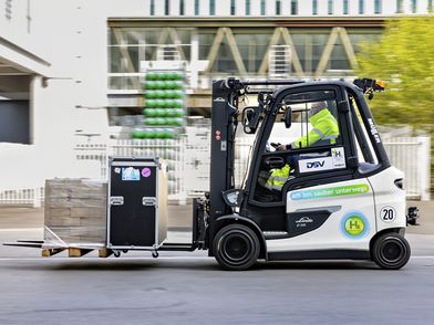 Wasserstoff betriebener Gabelstapler fährt über das Gländer der Koelnmesse