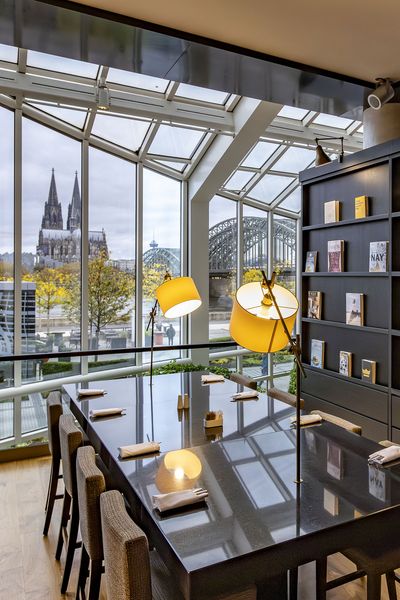 Aussicht vom Hyatt Regency Köln auf den Kölner Dom aus dem Fenster