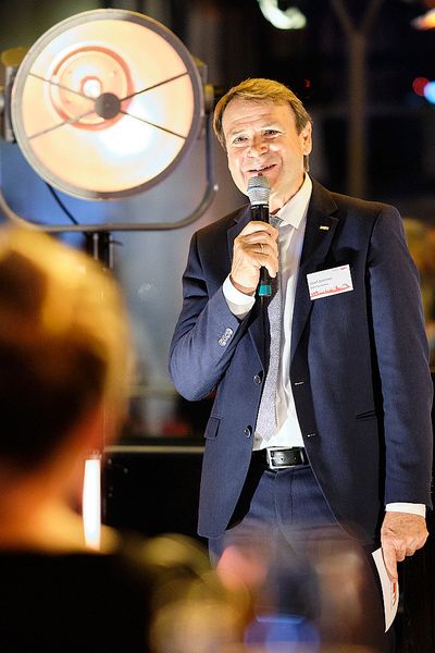 Ein Mann hält eine Rede vor Zuschauern