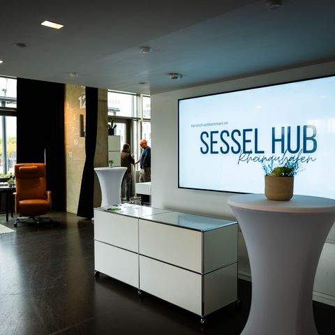 Eventlocation Köln: Sesselhub Willkommenscounter