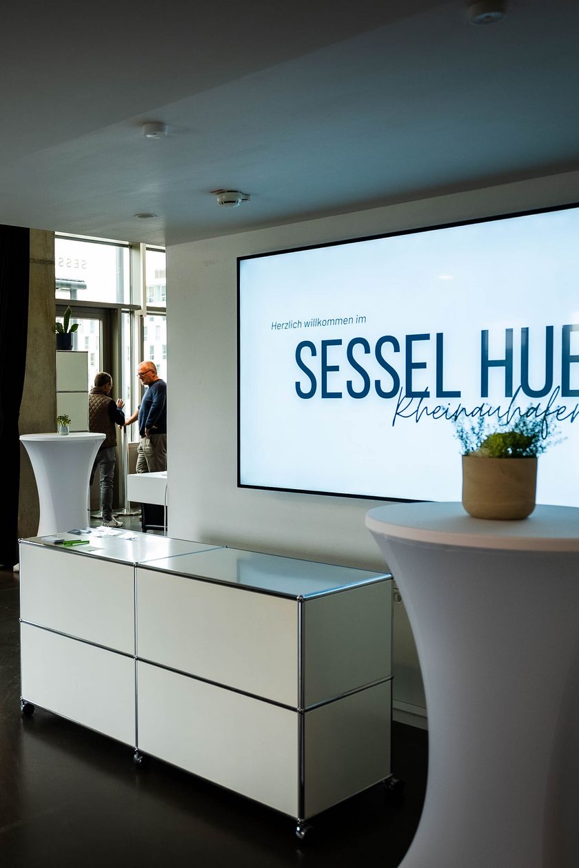Eventlocation Köln: Sesselhub Willkommenscounter