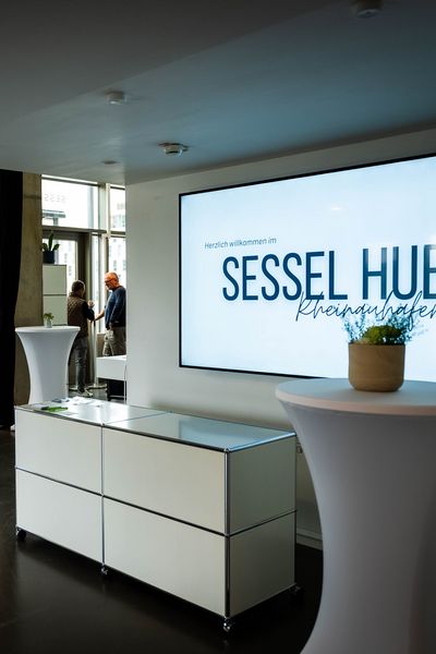 Eventlocation Köln: Sesselhub Willkommenscounter