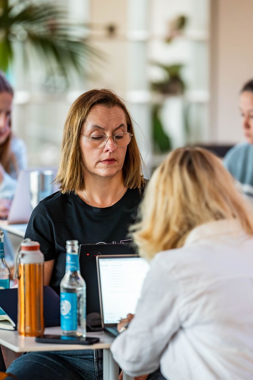 Gruppenarbeit an Zweiertischen bei einem Workshop