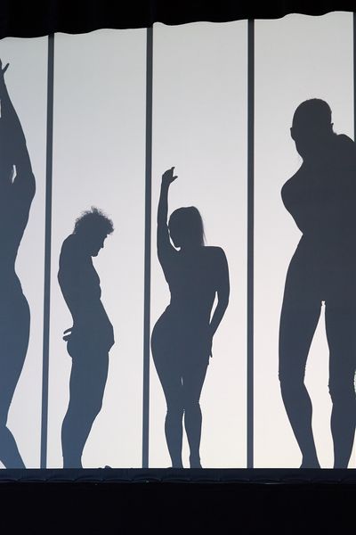 Schattentheater: Schatten von Menschen in verschiedenen Posen