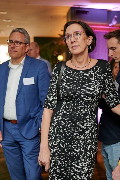 Gäste unterhalten sich auf der Networking Veranstaltung
